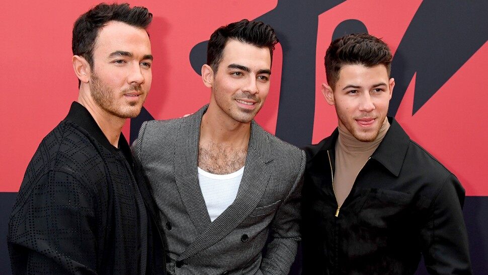 Jonas Brothers Reaction To Taylor Swift's Bbmas Performance
